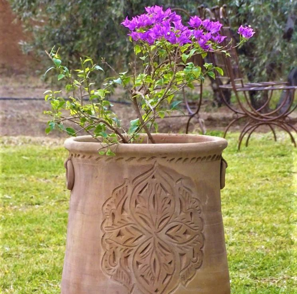 Pot decoratif en terre cuite artisanale grand format pour compositions florales interieur exterieur mediterraneen