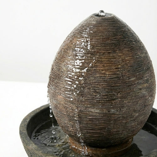 Détail du rendu minéral de la fontaine extérieure en résine ciment fibre de verre