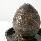 Détail du rendu minéral de la fontaine extérieure en résine ciment fibre de verre