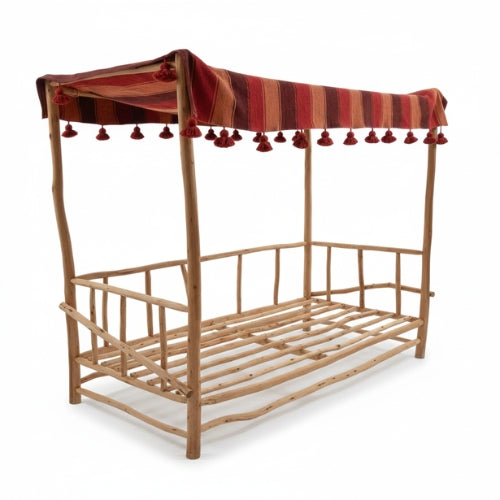 Structure végétale haute en branches d’eucalyptus pour lit de repos extérieur à usage jardin