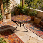 Table basse ronde en zellige orange bordeaux Ø60 cm dans un espace détente extérieur naturel