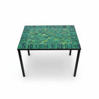 Table basse marocaine carrée en zellige vert avec plateau artisanal et piètement droit en fer forgé noir