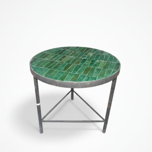 Table basse marocaine ronde en zellige vert avec plateau artisanal et pied droit en fer forgé noir