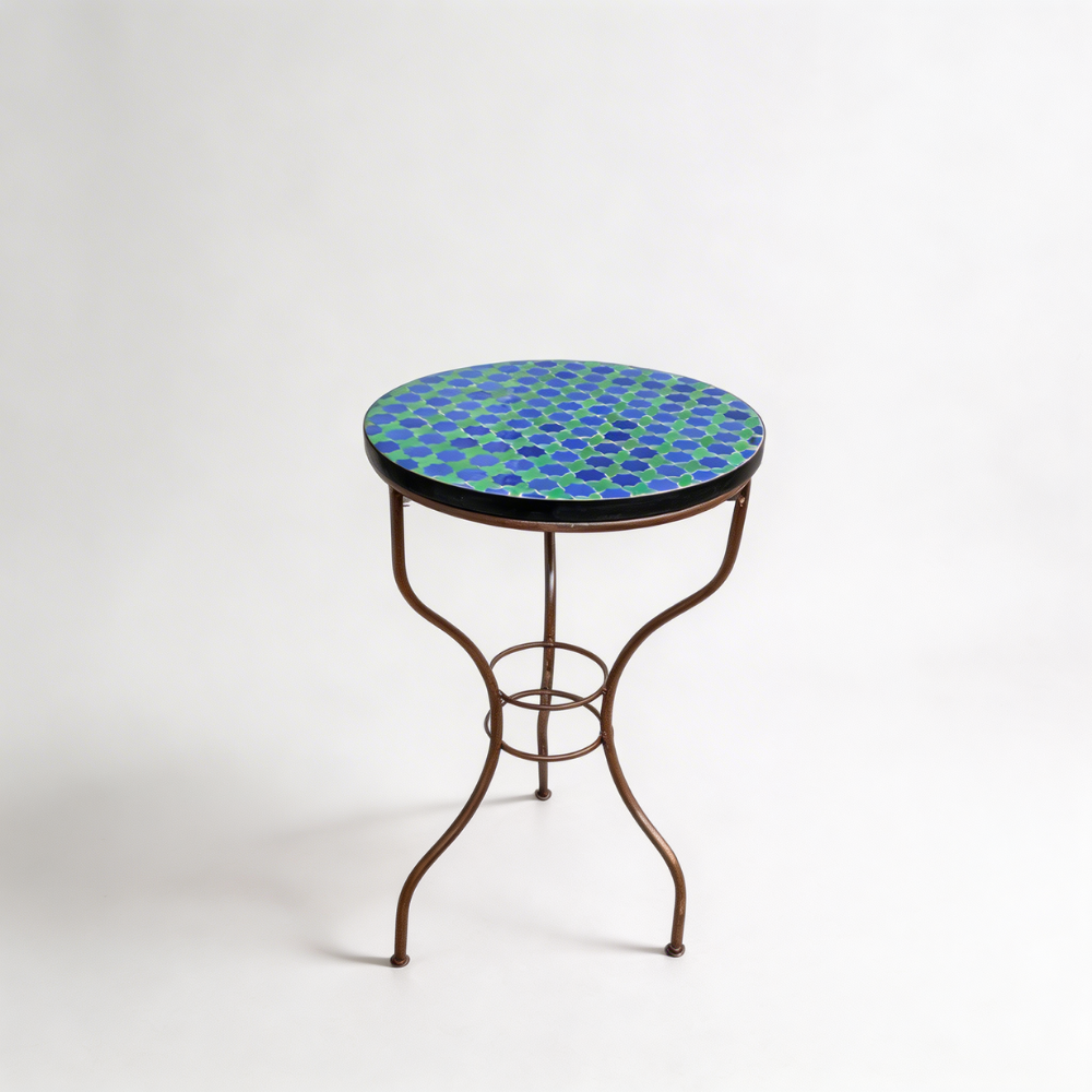 Table haute extérieure en zellige bleu vert Ø60 cm avec piètement en fer forgé finition rouillée