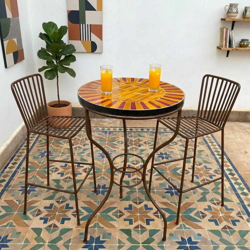 Table haute ronde en zellige orange bordeaux Ø60 cm installée sur terrasse avec pied rouillé