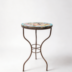 Table haute extérieure en zellige avec frise bleue Ø60 cm et pied en fer forgé rouillé