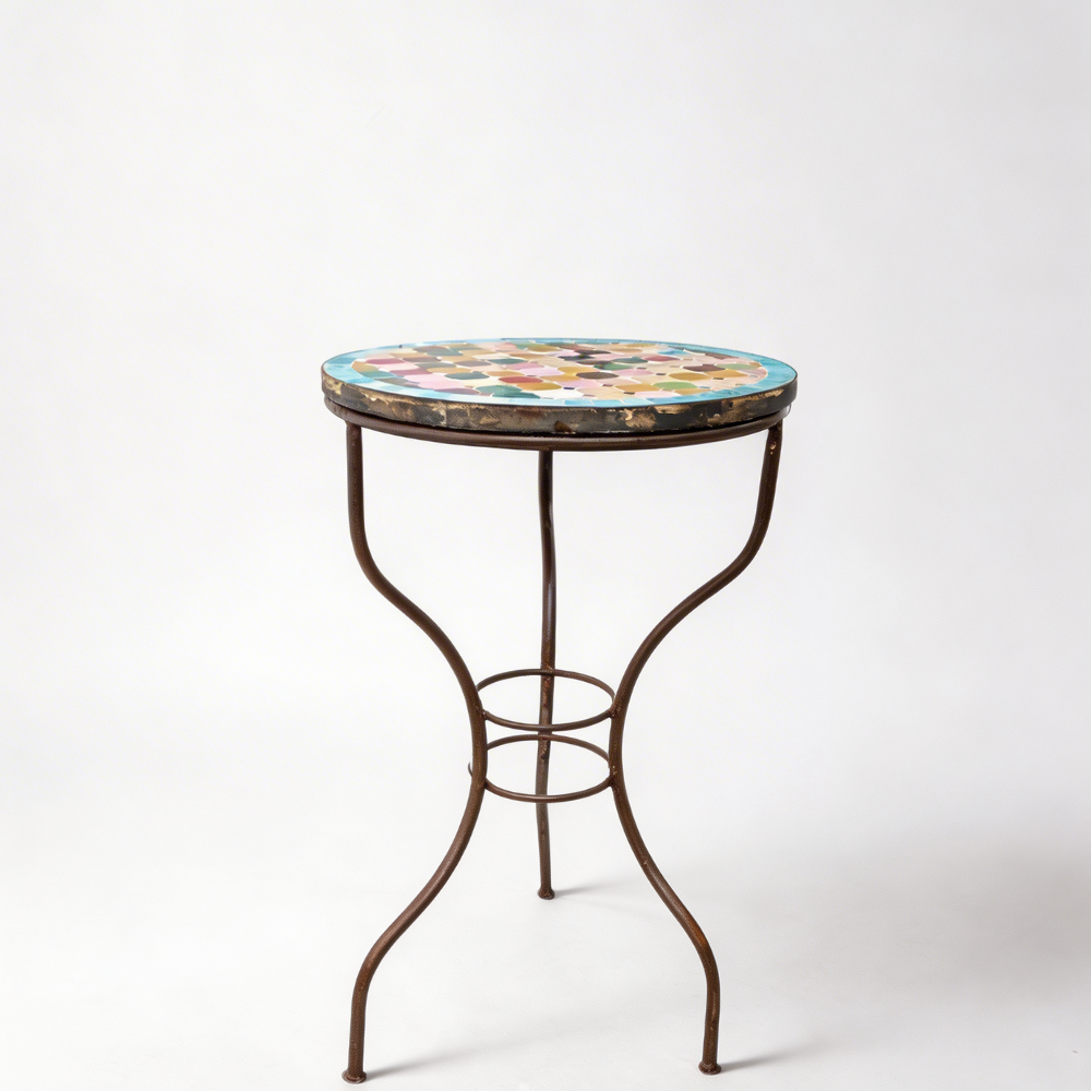Table haute extérieure en zellige avec frise bleue Ø60 cm et pied en fer forgé rouillé