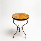 Table haute extérieure en zellige marron Ø60 cm avec cabochons blancs et pied en fer forgé