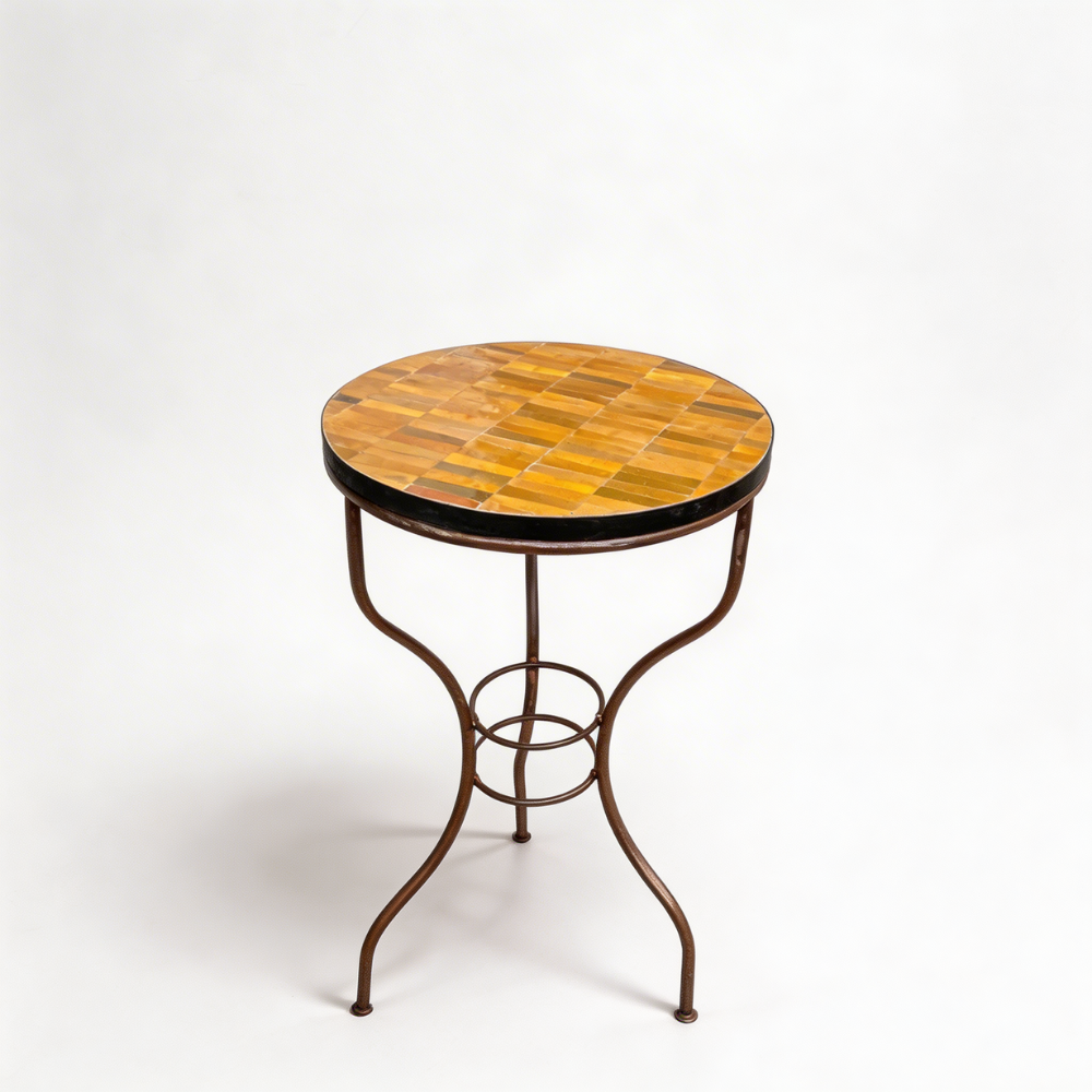 Table haute extérieure en zellige marron Ø60 cm avec cabochons blancs et pied en fer forgé