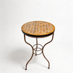 Table haute extérieure en zellige marron Ø60 cm avec cabochons blancs et pied en fer forgé