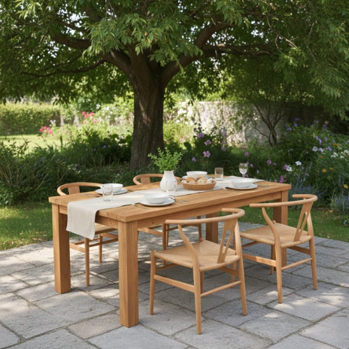 Grande table en teck massif recyclé ARMANI installée dans une salle à manger, sur une terrasse ou dans un jardin