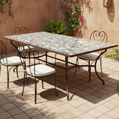 Table marocaine rectangulaire en zellige multicolore installée sur terrasse extérieure en jardin convivial