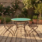 Table marocaine ronde en zellige vert avec cabochons beige installée sur une terrasse extérieure
