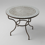 Table ronde extérieure en zellige beige Ø150 cm avec plateau artisanal et piètement en fer forgé