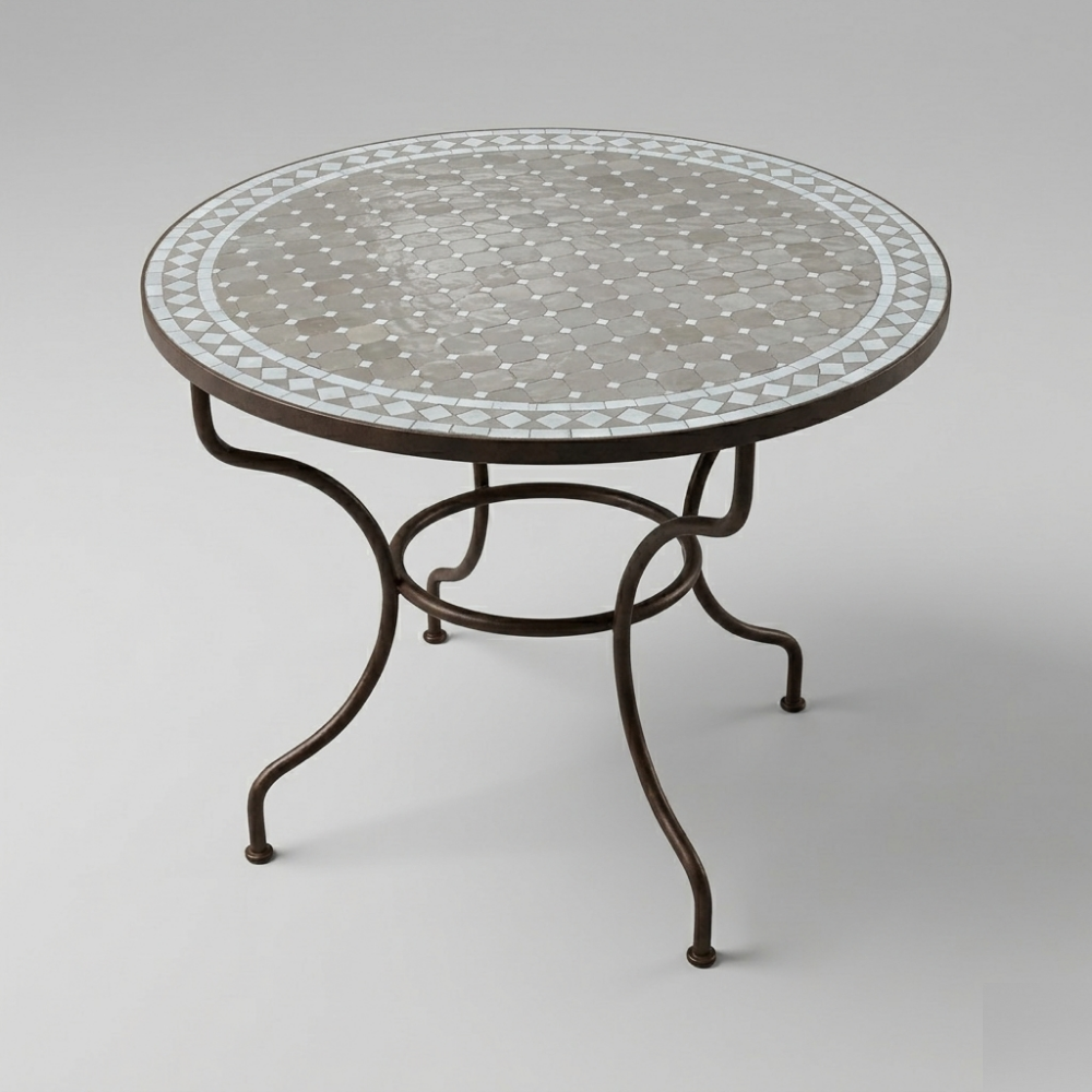 Table ronde extérieure en zellige beige Ø150 cm avec plateau artisanal et piètement en fer forgé