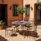 Table ronde en zellige bleu avec cabochons jaunes sur terrasse extérieure lumineuse