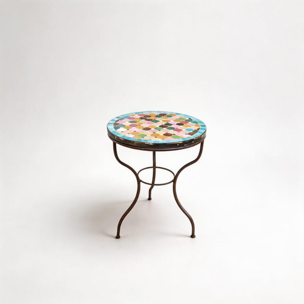 Table ronde en zellige artisanal avec frise bleue Ø60 cm et structure en fer forgé extérieur