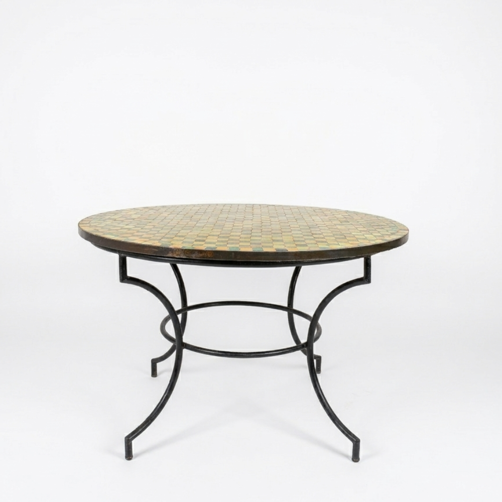 Table ronde extérieure en zellige marocain multicolore Ø120 cm sur fond blanc avec pied fixe en fer forgé rouillé