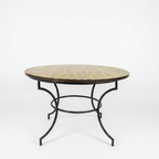Table ronde extérieure en zellige marocain multicolore Ø120 cm sur fond blanc avec pied fixe en fer forgé rouillé