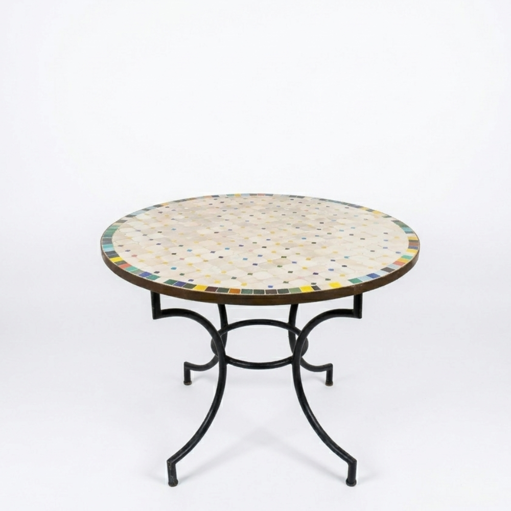 Table ronde extérieure en zellige multicolore Ø100 cm sur fond blanc avec piètement en fer forgé rouillé
