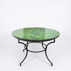Table ronde extérieure en zellige vert Tamegroute Ø100 cm avec piètement en fer forgé finition rouillée