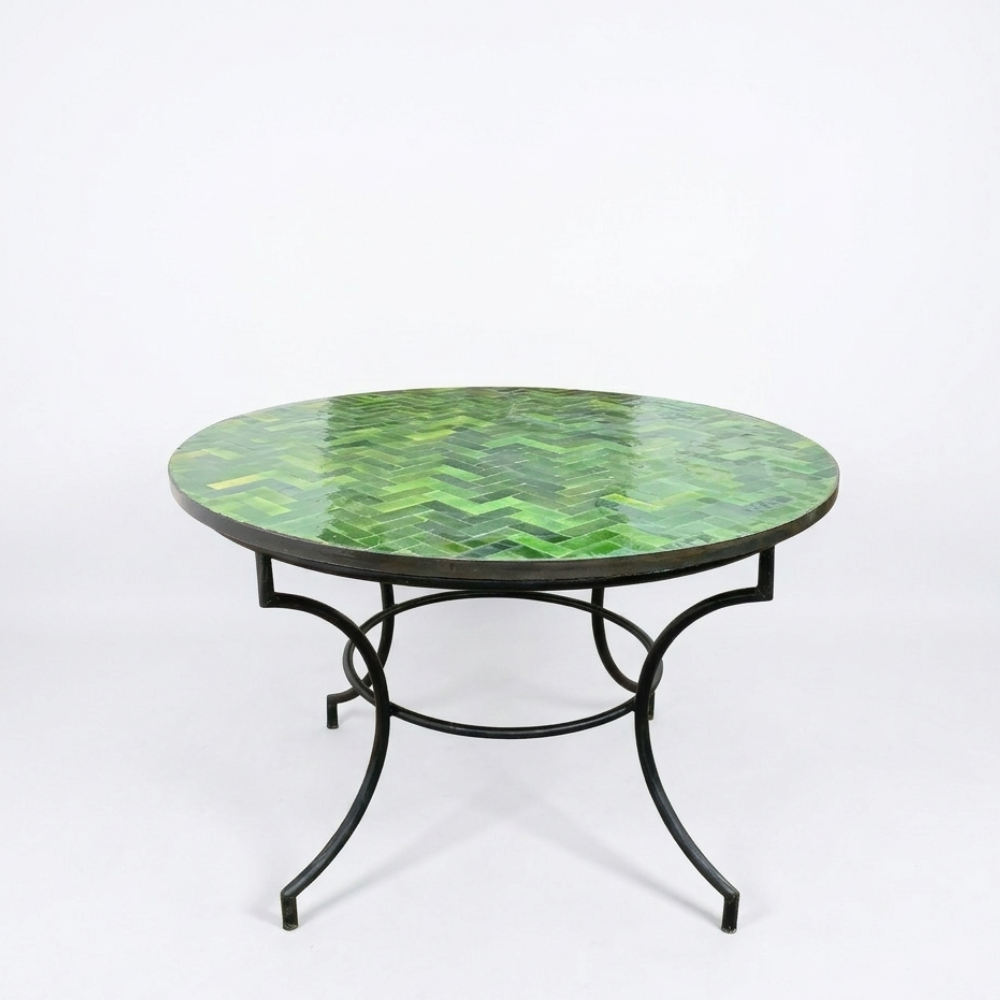Table ronde extérieure en zellige vert Tamegroute Ø100 cm avec piètement en fer forgé finition rouillée