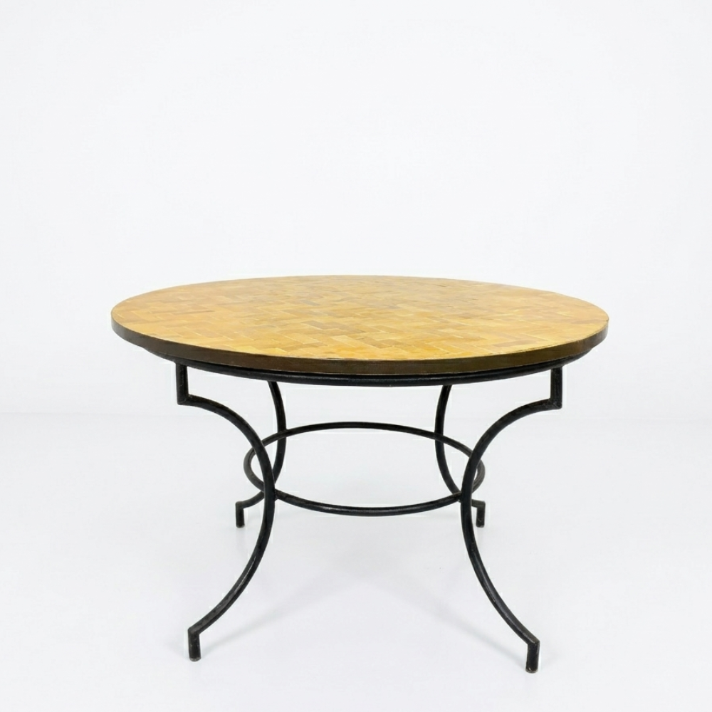 Table ronde en zellige marocain jaune Ø120 cm présentée sur fond blanc avec structure fixe en fer forgé noir forgé