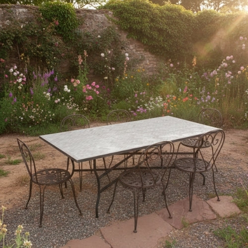 Table marocaine en zellige blanc artisanal avec pied pliable en fer forgé installée sur terrasse extérieure