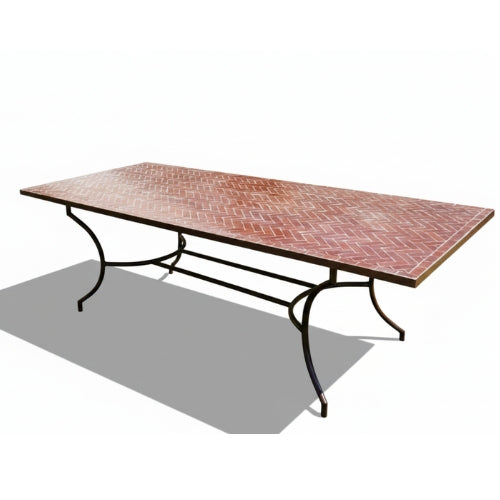 Table rectangulaire en zellige marocain bordeaux motif chevrons avec structure fixe en fer forgé noir