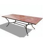 Table rectangulaire en zellige marocain bordeaux motif chevrons avec structure fixe en fer forgé noir