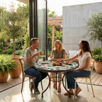 Table ronde en zellige multicolore Ø60 cm placée sur balcon extérieur avec structure en fer forgé