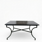 Table rectangulaire extérieure en zellige noir 150x100 cm sur fond blanc avec structure en fer forgé rouillé