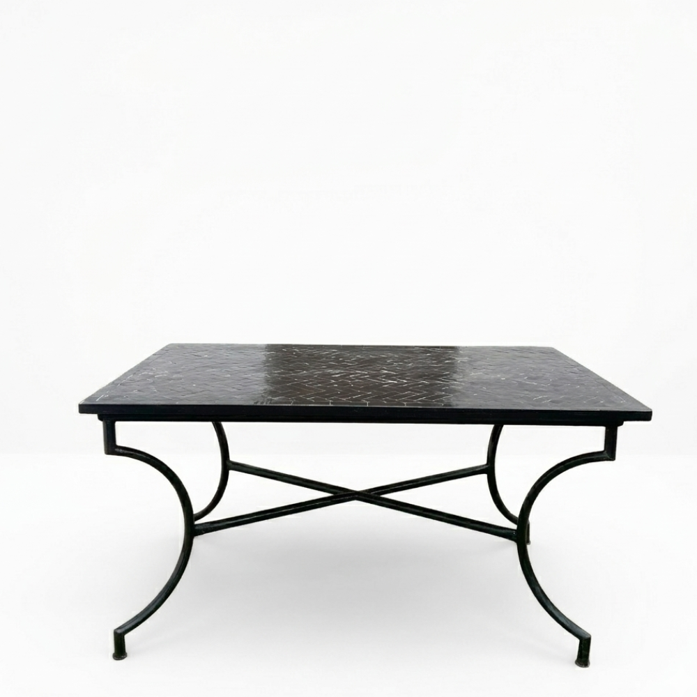 Table rectangulaire extérieure en zellige noir 150x100 cm sur fond blanc avec structure en fer forgé rouillé