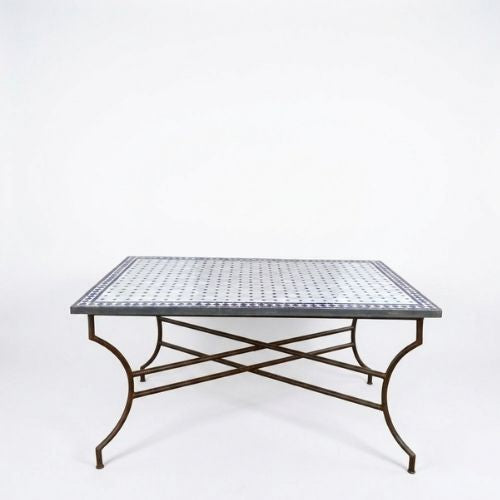 Table en zellige 150 × 100 cm Blanc avec cabochons bleus – Table artisanale marocaine avec pied pliable en fer forgé rouillé