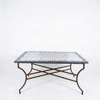 Table en zellige 150 × 100 cm Blanc avec cabochons bleus – Table artisanale marocaine avec pied pliable en fer forgé rouillé