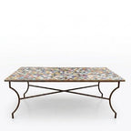 Table en zellige multicolore 200 × 100 cm en béton avec pied fixe noir en fer forgé – Table artisanale marocaine intérieure et extérieure