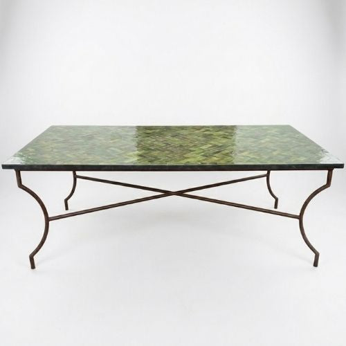 Table en zellige 200 × 100 cm Vert Tamegroute – Table artisanale marocaine avec plateau en résine et pied fixe noir en fer forgé