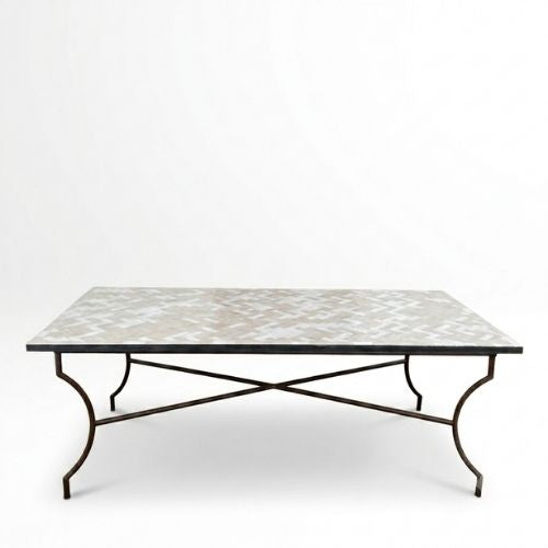 Table en zellige 210 × 100 cm Blanc et beige – Table artisanale avec plateau en résine et pied fixe en fer forgé noir