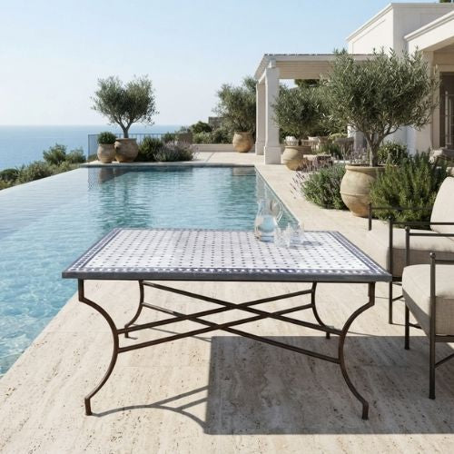 Table en zellige 150 × 100 cm Blanc avec cabochons bleus – Table artisanale marocaine avec pied pliable en fer forgé rouillé