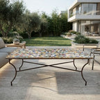 Table en zellige multicolore 200 × 100 cm en béton avec pied fixe noir en fer forgé – Table artisanale marocaine intérieure et extérieure