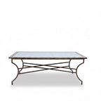 Table rectangulaire en zellige marocain bordeaux et beige avec plateau artisanal et pied pliable en fer forgé