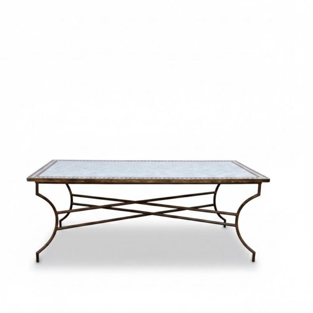 Table rectangulaire en zellige marocain bordeaux et beige avec plateau artisanal et pied pliable en fer forgé