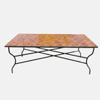 Table marocaine en zellige rectangulaire caramel avec plateau artisanal et pied pliable en fer forgé noir