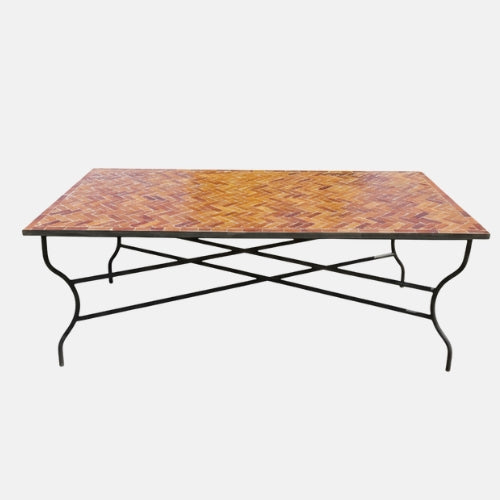 Table marocaine en zellige rectangulaire caramel avec plateau artisanal et pied pliable en fer forgé noir