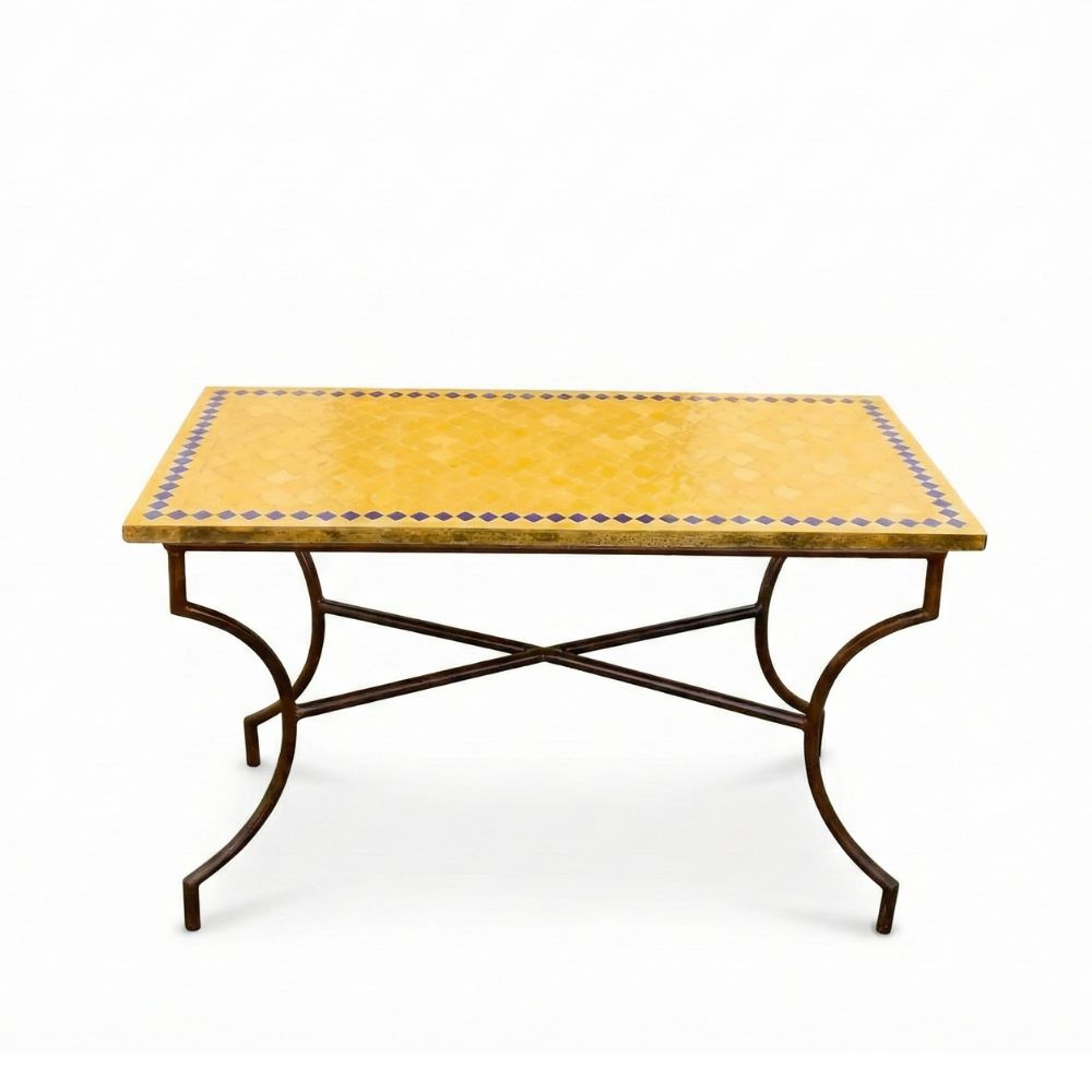 Table zellige rectangulaire jaune et bleue avec plateau artisanal posé à la main et pied fixe en fer forgé noir