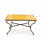 Table zellige rectangulaire jaune et bleue avec plateau artisanal posé à la main et pied fixe en fer forgé noir
