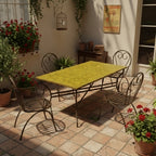 Table rectangulaire en zellige marocain orange cognac avec pied pliable en fer forgé installée en extérieur