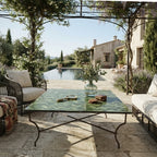 Table en zellige vert Tamegroute installée sur une terrasse ou dans un jardin