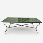 Table en zellige 200 × 100 cm vert Tamegroute avec plateau en béton et pied fixe noir en fer forgé