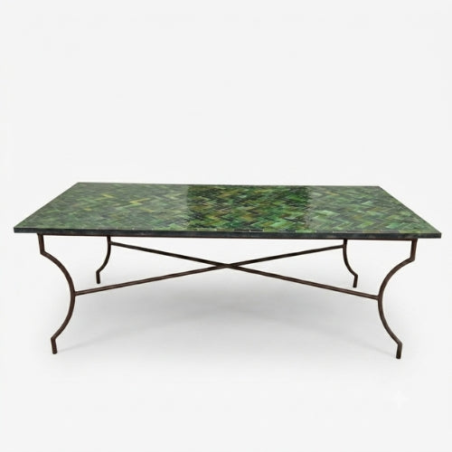 Table en zellige 200 × 100 cm vert Tamegroute avec plateau en béton et pied fixe noir en fer forgé